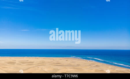 Luftaufnahme von Sanddünen in Gran Canaria mit schönen Küste und Strand, Kanarische Inseln, Spanien Stockfoto