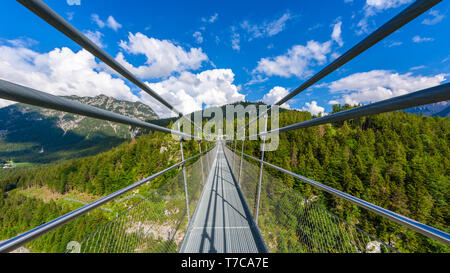 Hängebrücke in Reutte zwischen zwei Hügeln in der wunderschönen Landschaft der Alpen, Tirol, Österreich Stockfoto