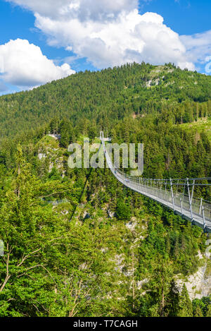 Hängebrücke in Reutte zwischen zwei Hügeln in der wunderschönen Landschaft der Alpen, Tirol, Österreich Stockfoto