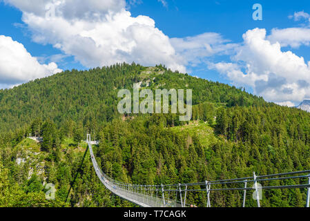 Hängebrücke in Reutte zwischen zwei Hügeln in der wunderschönen Landschaft der Alpen, Tirol, Österreich Stockfoto