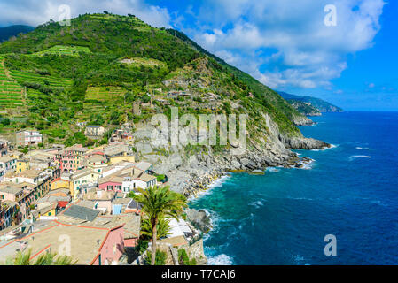 Vernazza Dorf in Cinque Terre Nationalpark - Blick vom Schloss auf die schöne Küste und Dorf von Luguria, Italien Stockfoto