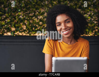 Eine attraktive lächelnde junge Frau im Cafe Stockfoto