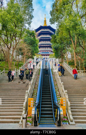 HANGZHOU, CHINA, Dezember - 2018 - Low Angle Außenfassade der leifeng Pagode in touristischen Westsee in Hangzhou, China Stockfoto