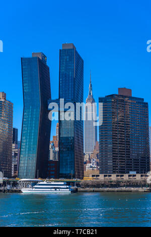 Blick von Osten zum Fluss zum Empire State Building - Manhattan Skyline von New York, USA Stockfoto