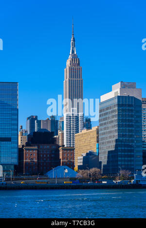 Blick von Osten zum Fluss zum Empire State Building - Manhattan Skyline von New York, USA Stockfoto