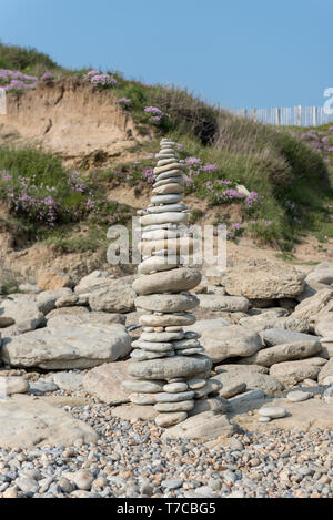 Pyramide der Steine am Meer Stockfoto