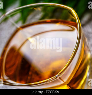 Cognac in einem Glas alte Mode Stockfoto