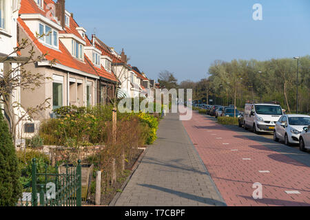 Niederlande, Nordholland, Beverwijk, 08. April 2019: schönen Straße mit privaten Häusern. Stockfoto