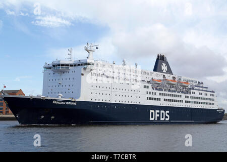 Die Prinzessin Seaways DFDS Fähre über den Fluss Tyne nach der Abfahrt von Newcastle im Nordosten Englands. Die Fähre fährt auf der Strecke zwischen Newcast Stockfoto