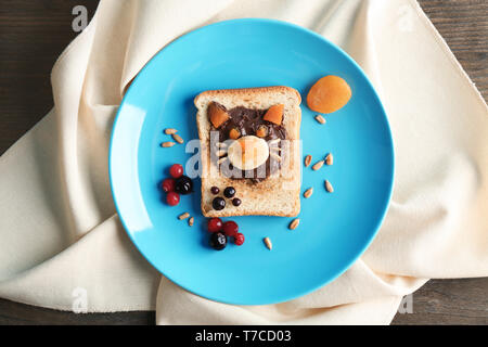 Mit kreativen sweet Toast auf der Tischplatte Stockfoto