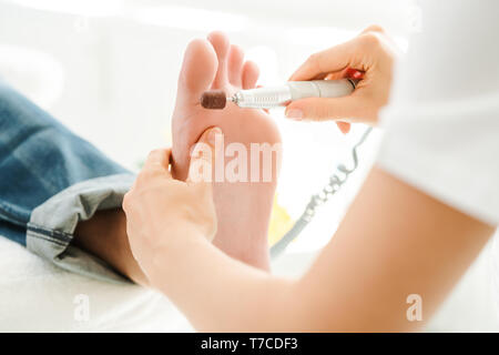 Mann während der medizinischen Podologie Sitzung Stockfoto