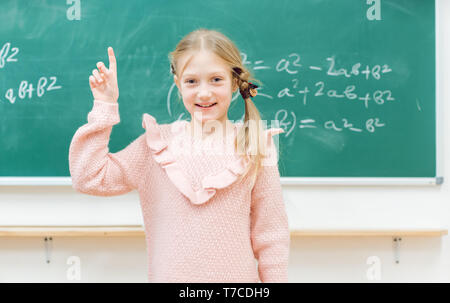 Genius Schülerin konnte die Mathe Aufgabe zu lösen Stockfoto