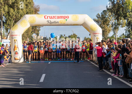 Huelva, Spanien - 4. Mai 2019: Läufern an den Start des Huelva solidarischen 10K laufen auf Mai 2019. Die ersten 10 K Rennen in Huelva gehalten Stockfoto