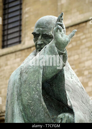 Statue des Hl. Richard an der Kathedrale von Chichester, West Sussex, England, Großbritannien Stockfoto