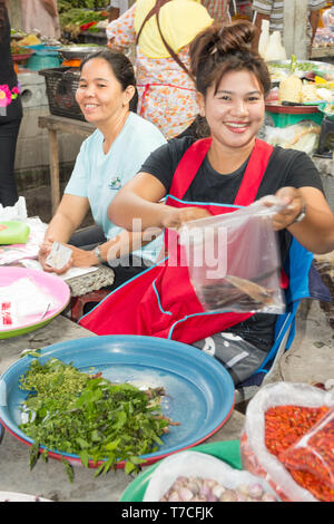 Nakhon Si Thammarat, Thailand-February 11 2015. Ein frisches Gemüse Anbieter auf dem Markt. Der Markt ist jeden Morgen geöffnet. Stockfoto