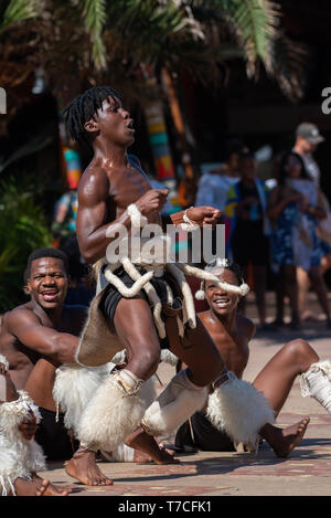 Zulu Kultur Tänzer zeigen ihre Leidenschaft und bewegt sich an der Waterfront in Durban, Südafrika. Stockfoto