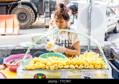 Bangkok, Thailand - 7. März 2017: ein Mädchen bereitet Durian Frucht zum Verkauf. Street Food Stände sind sehr beliebt bei Touristen und Einheimischen. Stockfoto