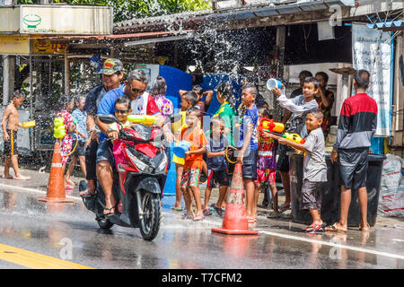 Phuket, Thailand - 13 April 2017: Menschen auf einem Motorrad durch Songkran Teilnehmer durchnässt. Dieses ist, wie die Thais das neue Jahr feiern. Stockfoto