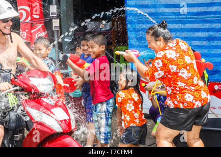 Phuket, Thailand - 13 April 2017: Menschen auf einem Motorrad durch Songkran Teilnehmer durchnässt. Dieses ist, wie die Thais das neue Jahr feiern. Stockfoto