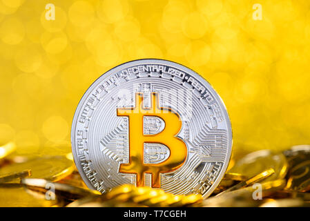 Bitcoin stehen im Stapel auf goldenen Münzen Stockfoto