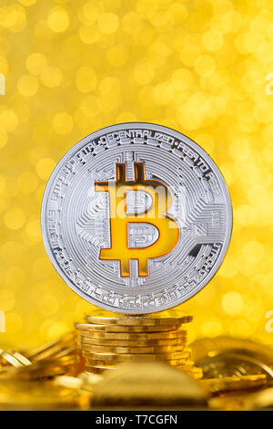 Bitcoin mit Bit-Symbols auf Gold Münze mit glänzenden goldenen Hintergrund Stapel Stockfoto