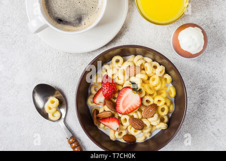 Vollkorn Ringe cheerios mit Erdbeer, Kaffee und Ei. Ausgewogene traditionelles Frühstück. Stockfoto