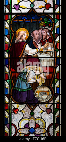 Martha Reinigung die Füße Jesu Christi mit der Kirche des Hl. Andreas, Bramfield, Suffolk, England, Großbritannien Stockfoto