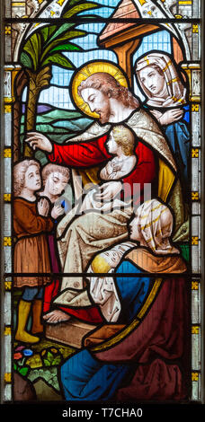 Glasfenster in der Kirche des Hl. Michael, Peasenhall, Suffolk, England, UK ca. 1868 von Ward und Huges Jesus Christus leiden und die Kleinen Chil Stockfoto
