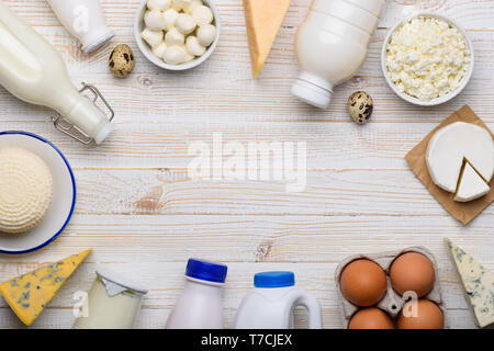 Verschiedene Milchprodukte auf weiße Holztisch flach Top View frame Komposition mit Kopie Raum Stockfoto