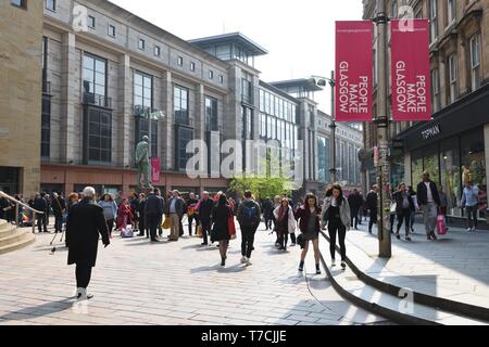 Buchanan Street Precinct und Galerien besetzt mit Menschen an einem sonnigen Frühlingstag in Glasgow, Schottland, Großbritannien, Europa. Stockfoto