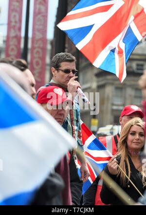 Tommy Robinson bei der auob Schottische Unabhängigkeit März auf dem George Square, Glasgow, Schottland, Vereinigten Königreich am 4. Mai 2019 Stockfoto