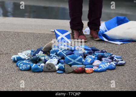 Eine Anzeige der bemalten Steinen mit der Schottischen Flagge am Eingang des schottischen Parlaments in Edinburgh, Schottland, Großbritannien, Europa Stockfoto