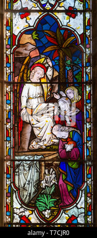 Glasfenster Jesus Christus aus dem Grab ca. von Ward und Hughes, Kirche des hl. Andreas, Bramfield, Suffolk, England, UK 1870 gestiegen Stockfoto