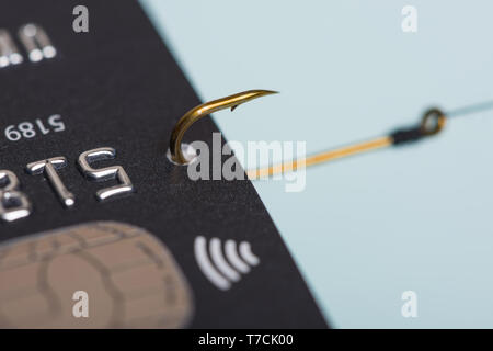 Makro Foto von Kreditkarte auf Angeln haken Betrugsdaten leck Geld stehlen phishing Konzept Stockfoto