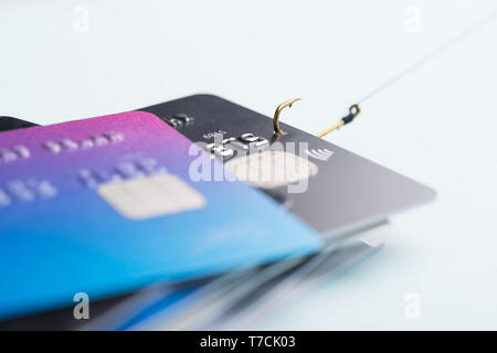Eine Kreditkarte von Angeln Haken von Stapel der anderen Bankkarten Diebstahl, Betrug Daten leck Geld stehlen phishing Konzept Stockfoto