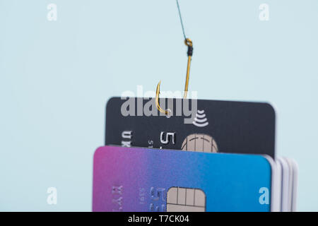 Eine Kreditkarte von Angeln Haken von Stapel von anderen Bankkarten Diebstahl, Betrug Daten leck Geld stehlen phishing Konzept Stockfoto