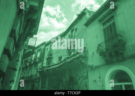 Barocke facede mit Blumen in Italien eingerichtet. Schöne Reise Foto. Bunten Hintergrund Textur mit Architektur und Blumen. Stockfoto