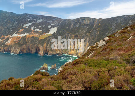 Die majestätischen Slieve League Cliffs, an der Westküste der Grafschaft Donegal auf dem Nordatlantik Oceaan, Teelin, Republik von Irland entfernt. Stockfoto