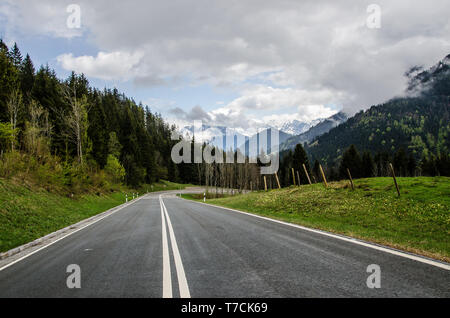Der Straße von Bayrischzell zum Thiersee Stockfoto