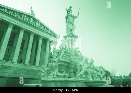 Österreichisches Parlament Gebäude mit Athena Statue auf der Vorderseite in Wien, Österreich. Schöne Reise Bild mit Sonnenuntergang. Stockfoto