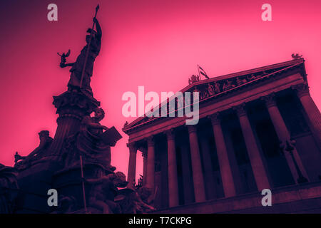 Österreichisches Parlament Gebäude mit Athena Statue auf der Vorderseite in Wien, Österreich. Schöne Reise Bild mit Sonnenuntergang. Stockfoto