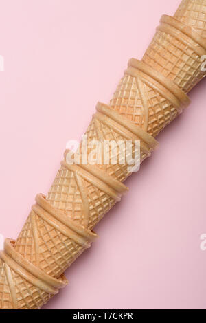 Eis leer wafer Kegel Rohr auf Rosa pastell Hintergrund Stockfoto