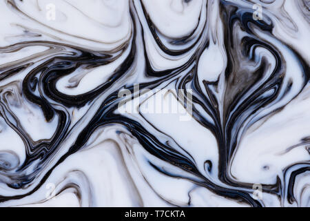 Einzigartige fluid dunkel schwarz und gold dust fließende Marmor abstrakt Hintergrund Stockfoto