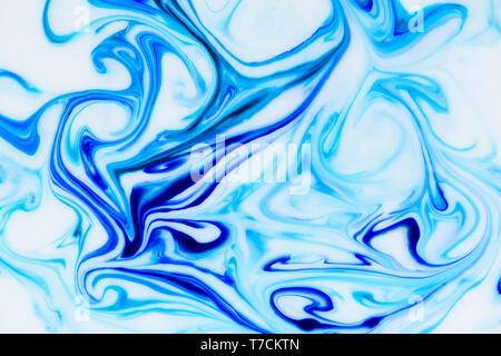 Marmoriert blau weiß abstrakt hintergrund Flüssigkeit mit fließenden Marmor Farbe Textur Stockfoto