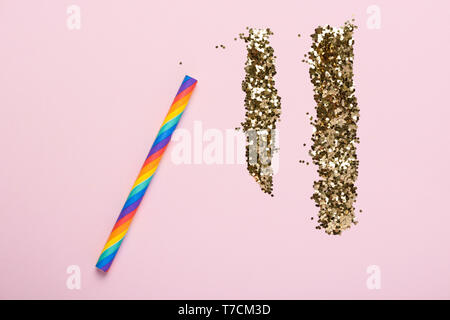 Party Glück sucht Konzept Regenbogen bunte Stroh und Glitter auf Pastell-hintergrund flatlay Draufsicht Stockfoto