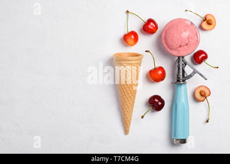 Kirsch Eis Löffel mit hausgemachten icecram Schaufel mit wafer Kegel auf weißem Hintergrund topview flatlay mit Kopie Raum Stockfoto