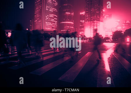 Perfektes Hintergrundbild von unscharfen night street mit unkenntlich Menschen. Jahrgang suche Bild mit Verwaschenen Farben und roten Farbstich Stockfoto