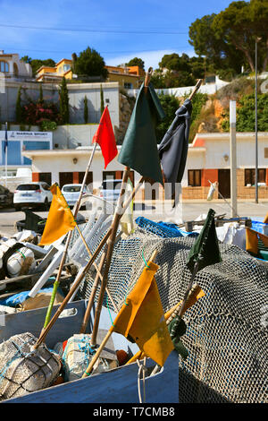 Fishermans Markierungsfähnchen und anderes Zubehör am Kai in Javea Hafen an der Costa Blanca, Spanien Stockfoto