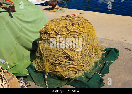 Fisherman's Nest aufgewickelt oben am Kai in Javea Hafen an der Costa Blanca, Spanien Stockfoto