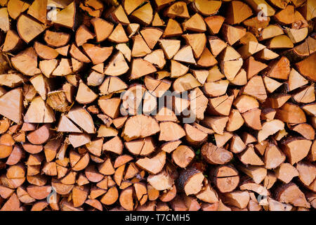 Brennholz Holz- Protokolle gehackt Trunks gestapelte Haufen trocknen für Winter Kamin Hintergrund Stockfoto